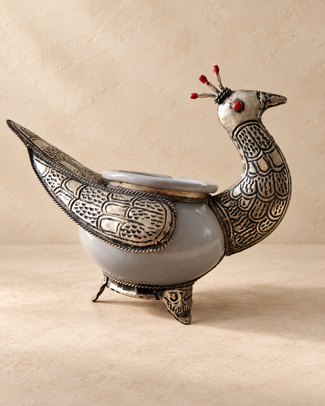 Cendrier oiseau artisanal en métal travaillé et céramique – 20 × 9 cm