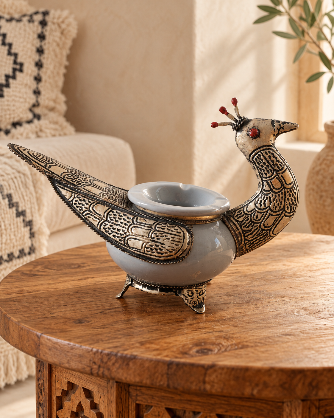 Cendrier oiseau artisanal en métal travaillé et céramique – 20 × 9 cm