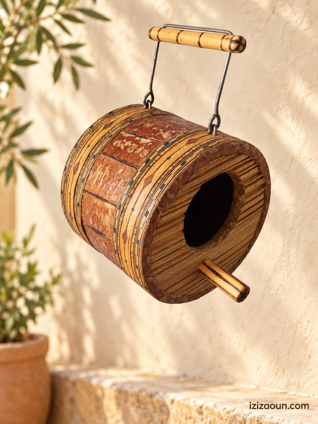 Nichoir artisanal suspendu en matières naturelles – Pièce unique 10 × 12 cm