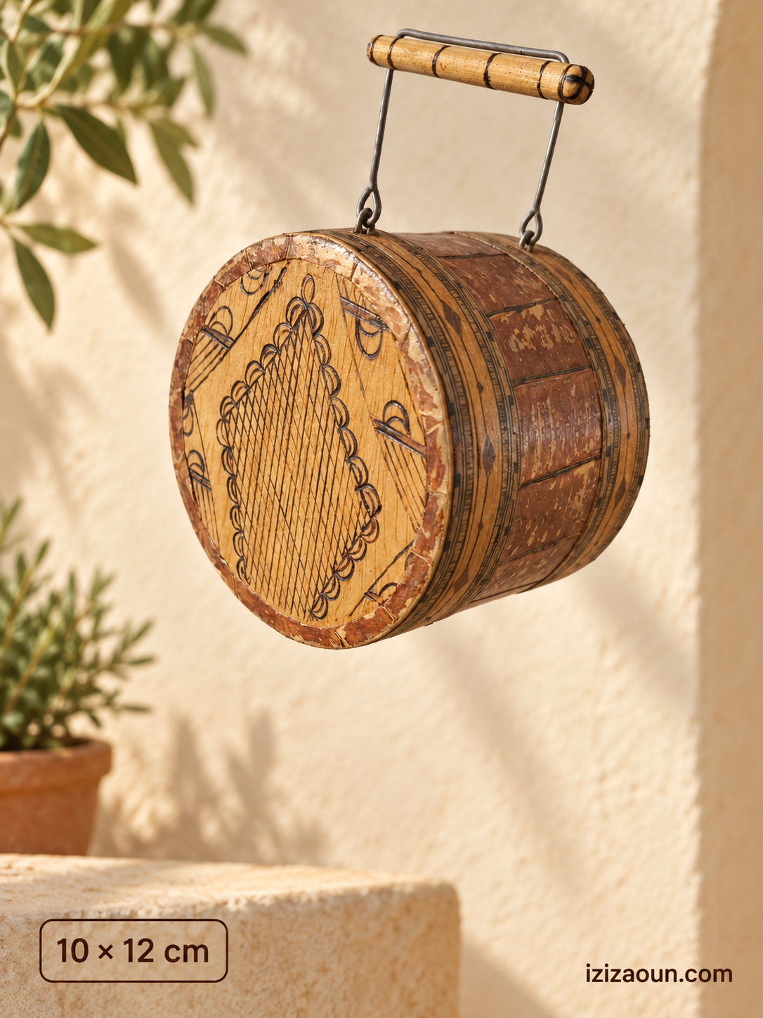 Nichoir artisanal suspendu en matières naturelles – Pièce unique 10 × 12 cm