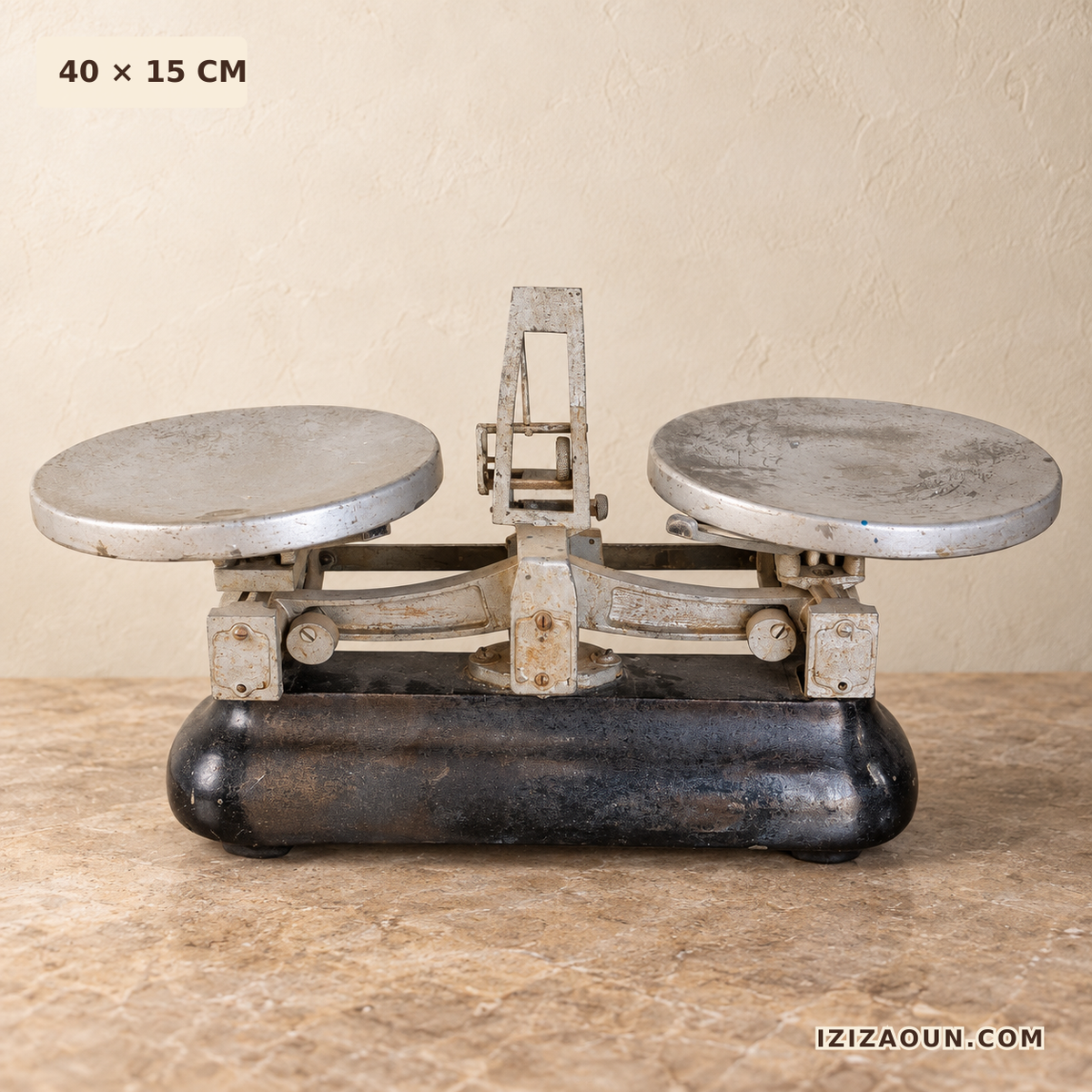 Balance ancienne à deux plateaux en métal – 40 × 15 cm
