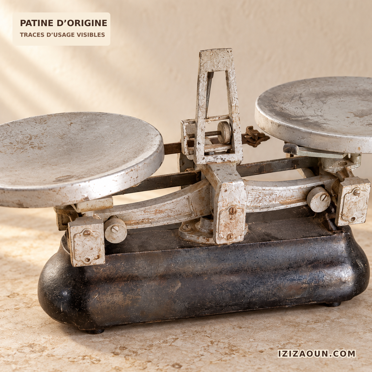 Balance ancienne à deux plateaux en métal – 40 × 15 cm