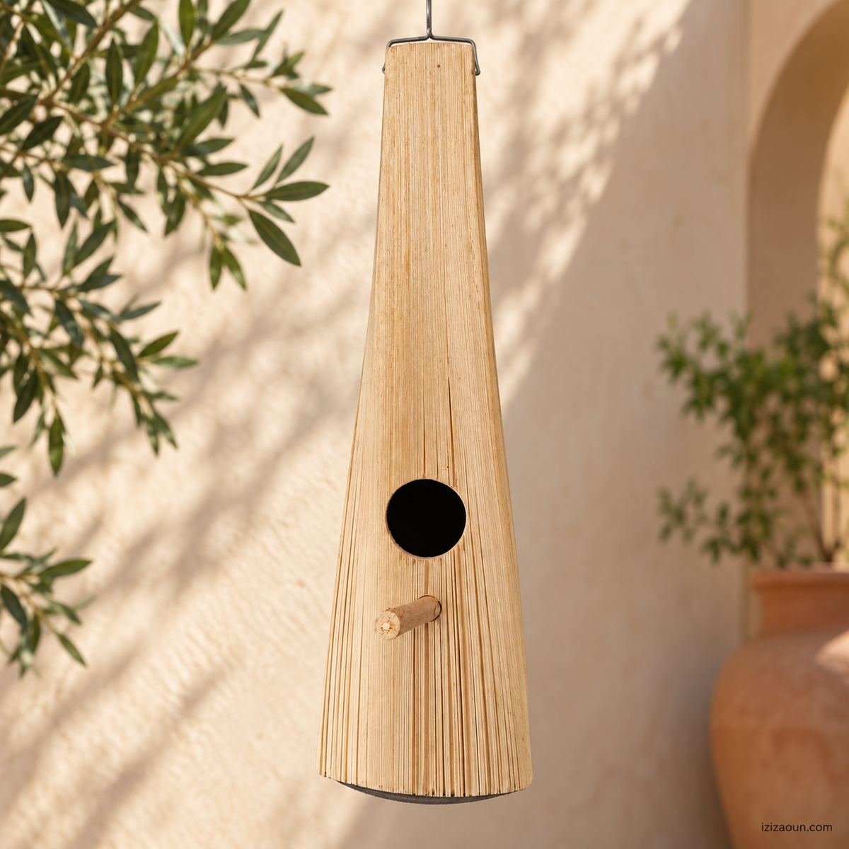 Nichoir artisanal pour oiseaux en cœur de palmier – 39 × 11 cm